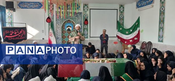 وداع دانش‌آموزان هنرستان الزهرا با پیکر مطهر شهید گمنام