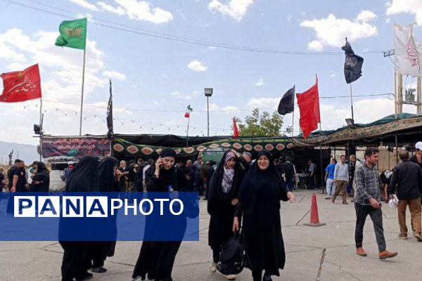 بدرقه پرشور زائران کربلا با نوای گروه سرود نسیم صبا در موکب ابوالفضل (ع)