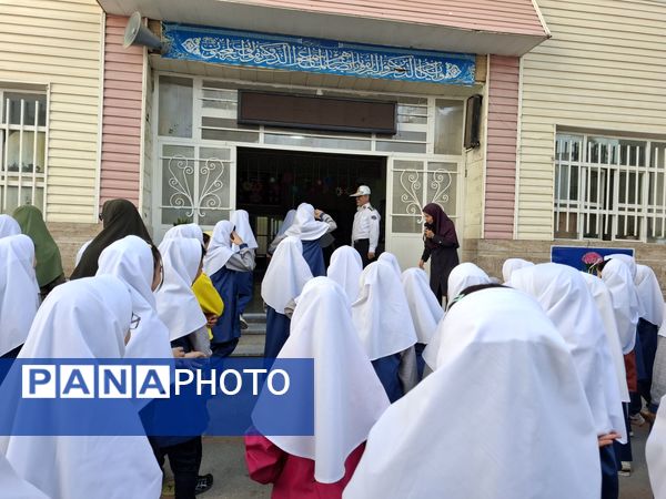 بازدید ماموران نیروی انتظامی در مدرسه 17شهریور بجنورد