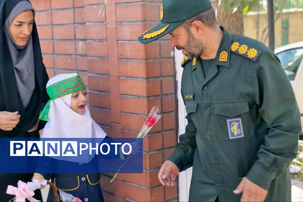 مزین کردن کلاس مدارس به نام شهدا با حضور مدیر آموزش و پرورش ناحیه دو شهرری 