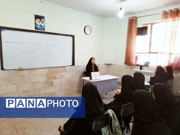 تبادل تجربه برترین‌های کنکور کاشمر در دبیرستان فاطمیه