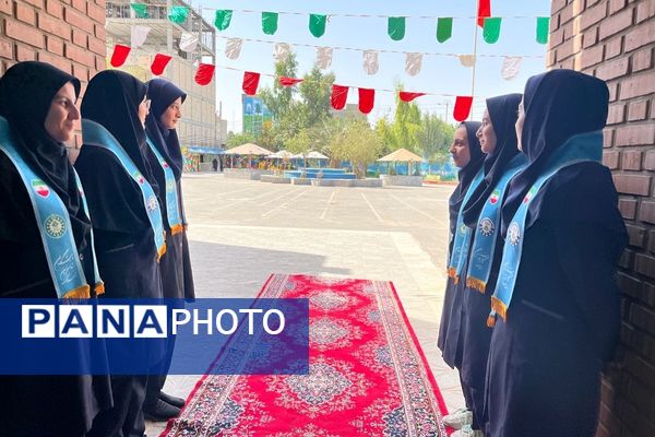 برپایی نماز جماعت همراه با بزرگداشت و تجلیل از مقام‌آوران دانش‌آموزی مدرسه نمونه دولتی ارشاد