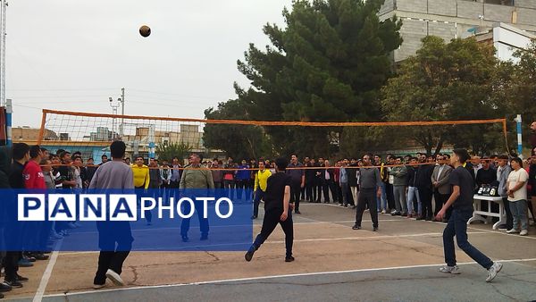 مسابقه والیبال بین دو تیم منتخب دبیران و منتخب دانش آموزان در دبیرستان شاهد ابوذر غفاری 