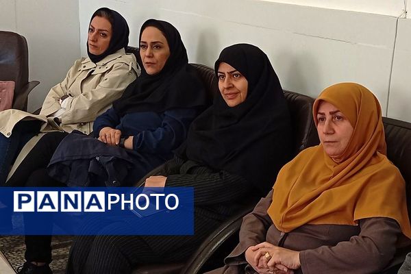 نشست کتابخوان مدرسه‌ای در دبیرستان دخترانه جوادالائمه بهارستان‌دو