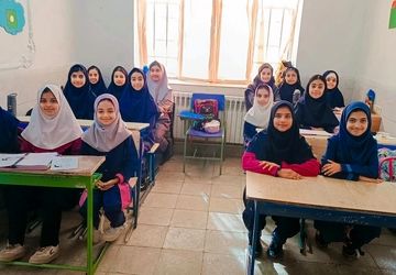 عکس یادگاری دانش آموزان پایه ششم دبستان امامت سرخس
