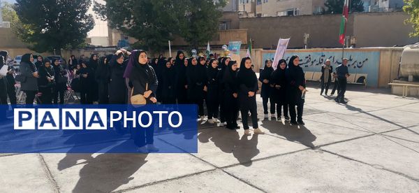 دانش‌آموزان دبیرستان نمونه فضیلت با شوروشوق به استقبال سال تحصیلی جدید رفتند