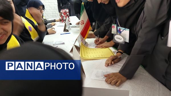 دانش آموزان دبیرستان صدیقه یک نمایندگان خود را برگزیدند 