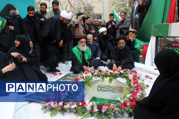 جلوه‌هایی از حضور نوجوانان در مراسم تشییع و خاکسپاری شهدای گمنام