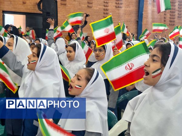 نواخته شدن زنگ انقلاب اسلامی توسط استاندار اصفهان