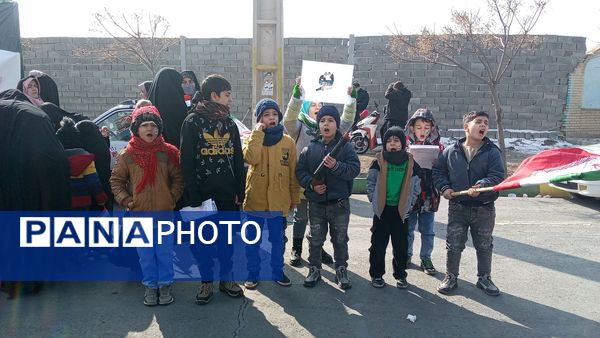 مردم غیور ملارد با حضور پرشور خود در راهپیمایی ۲۲ بهمن، ثابت کردند که همچنان پای انقلاب اسلامی ایستاده‌اند.