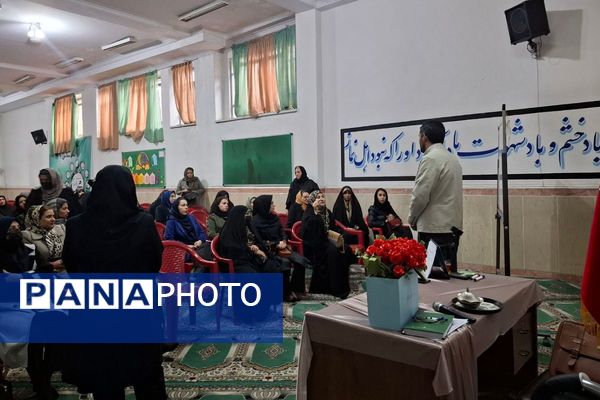 جلسه آموزش سوادرسانه‌ای در دبیرستان ولیعصر ناحیه یک شهرری