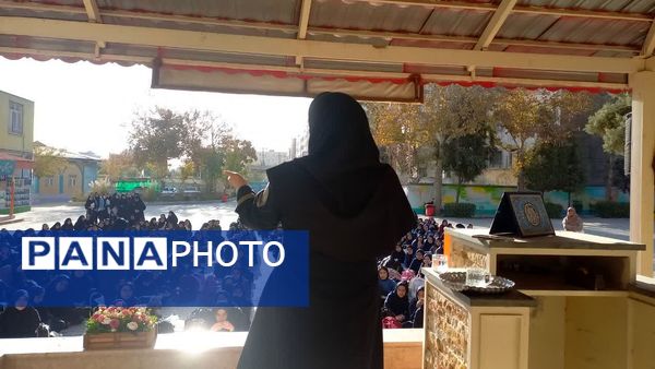 حضور جمعی از آتشنشانان در مدرسه شاهد شهید حمامی ناحیه شش مشهد