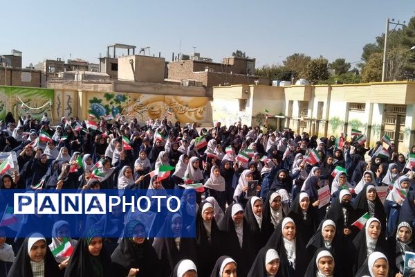 نواخته شدن زنگ نمادین  مشق همدلی در دبیرستان دخترانه بهارآزادی و پسرانه شاهد فاضل فلاورجان 