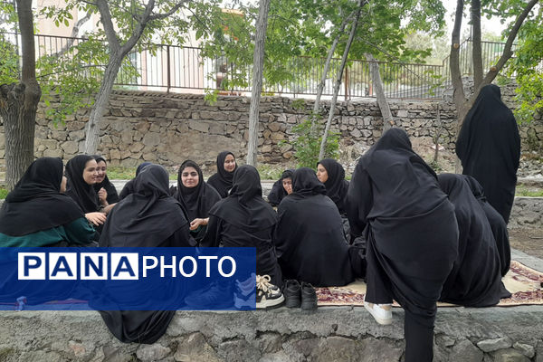 بازدید دانش‌آموزان جعفرآباد از کارگاه گلاب‌گیری روستای «بنابر»