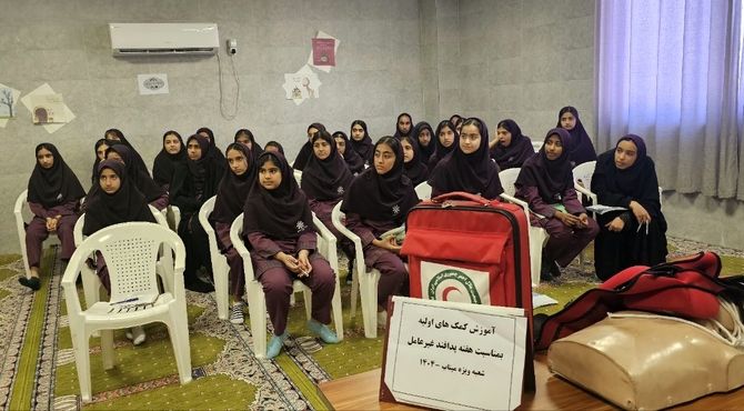 آموزش مهارت‌های کمک‌های اولیه به مناسبت هفته پدافند غیرعامل در مدرسه فرزانگان میناب