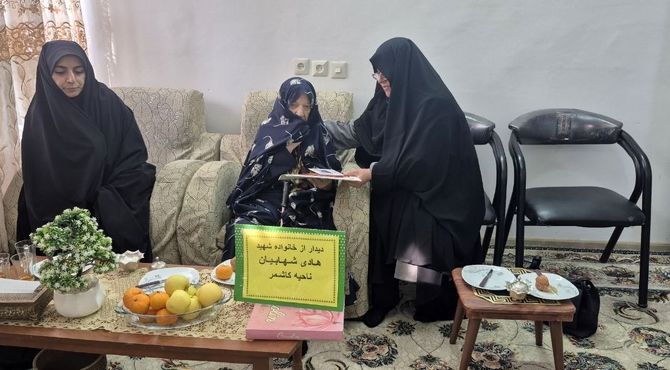 دیدار بسیجیان کاشمر  با مادر شهید هادی شهابیان