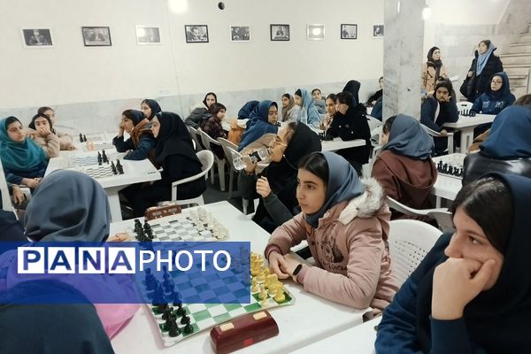 رقابت فکری دانش آموزان شهرستان قدس در مسابقات شطرنج دانش‌آموزی 
