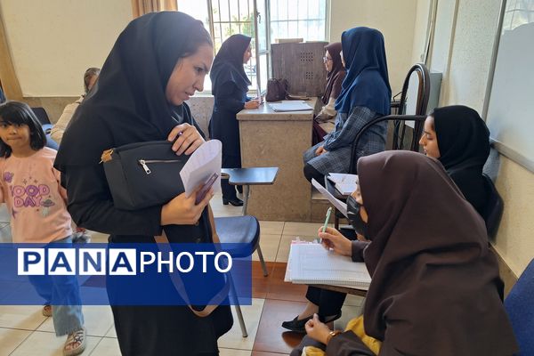 دیدار اولیا و معلمان در جهت بررسی وضعیت تحصیلی دانش‌آموزان 