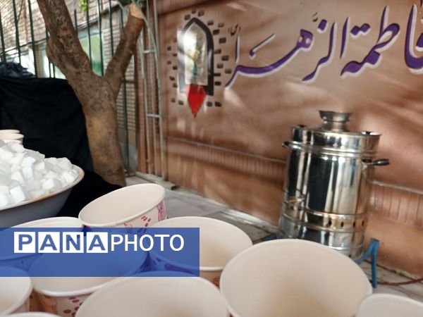 عطر فاطمی در فضای آموزش دبیرستان میرزا جعفر سروقد با برپایی ایستگاه صلواتی 