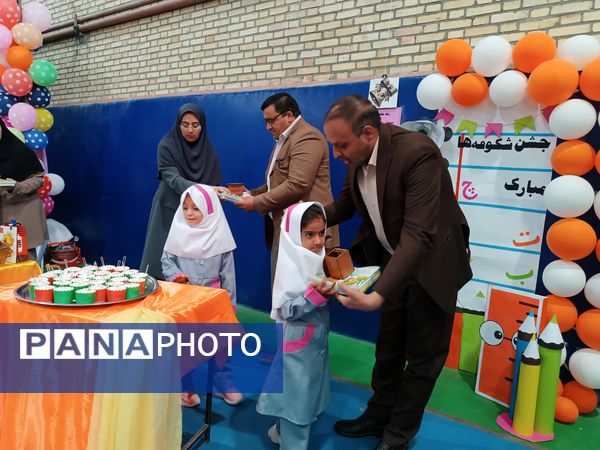 جشن شکوفه‌ها در دبستان زهره براتیان