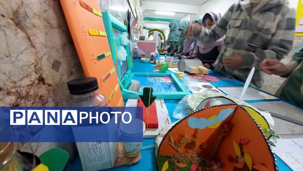 نمایشگاه هفته پژوهش در دبستان شاهد تحقیقی ناحیه ۶