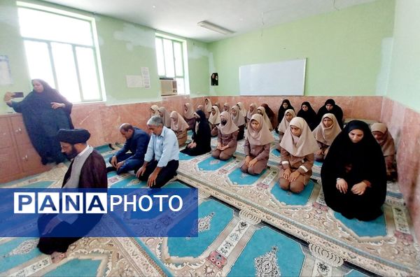 نماز جماعت در آموزشگاه شکوه زاویه فین