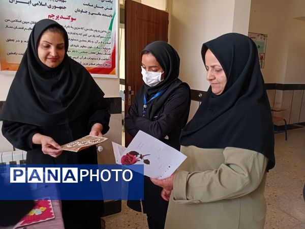 ساخت کارت پستال در هفته سلامت‌روان توسط دانش‌آموزان مدرسه مادرمهربان خلیل‌آباد