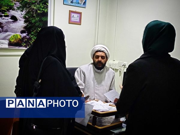 تحویل کارنامه هشدار دانش آموزان به اولیا دبیرستان میثاق