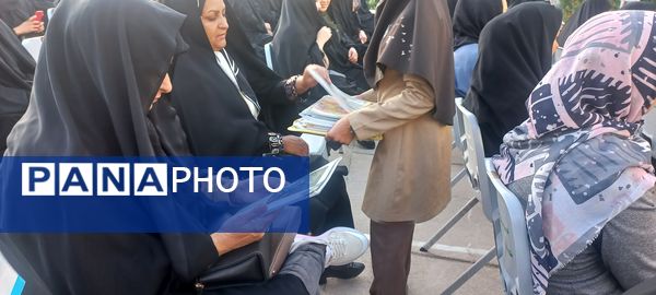 جلسه انجمن اولیا و مربیان در دبیرستان شهید محمدی‌پور
