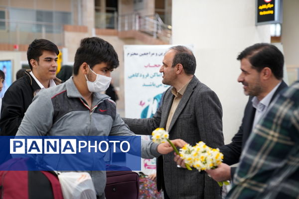 بازگشت دانش‌آموزان اعزامی به سفر عمره مفرده و استقبال خانواده ها در  فرودگاه بین المللی شهید بهشتی اصفهان 