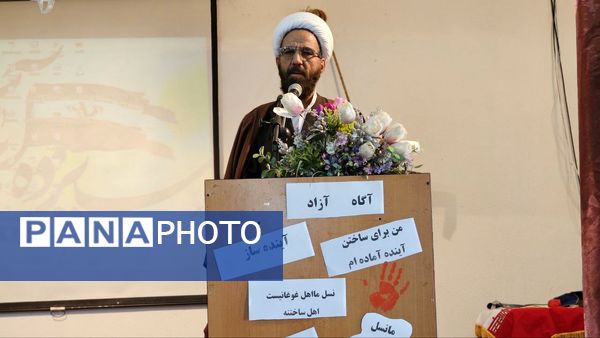 آیین گرامیداشت روز دانش‌آموز با حضور مسئولان منطقه ۱۳ در دبیرستان طلیعه شاهد