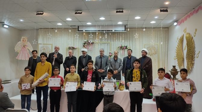 تقدیر از دانش‌آموزان حافظ قرآن کریم در دارالقرآن کریم علامه فیض‌کاشانی