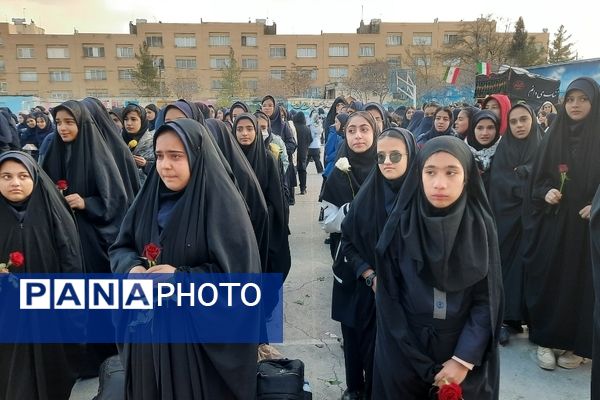 وداع دانش‌آموزان دبیرستان فرهنگیان ناحیه ۷ با شهید گمنام 