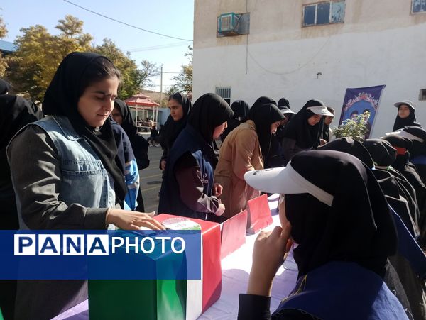 طلیعه‌‌ای از مدیریت آینده؛ انتخابات شورای دانش‌آموزی در دبیرستان رضوان