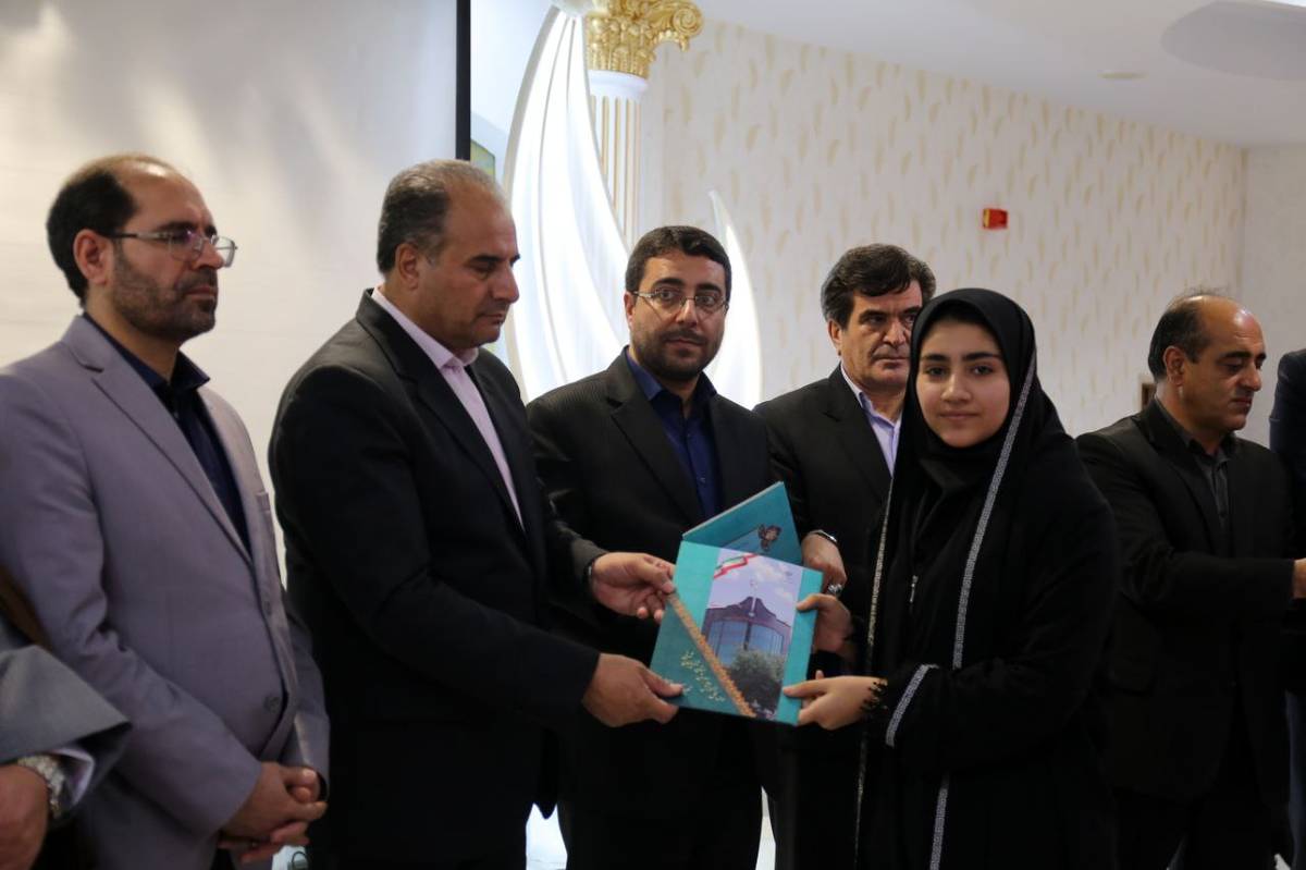 اعطای احکام مشاوران دانشآموزی مدیرکل آموزش و پرورش آذربایجان شرقی به نمایندگان مجلس دانشآموزی دوره دوازدهم
