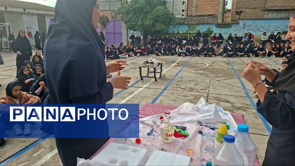 «روز آزمایشگاه» در دبیرستان شاهد ریحانه