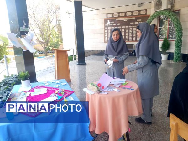 نمایشگاه ذهن‌های رنگی در دبیرستان دوره اول آرمینه مصلی نژاد