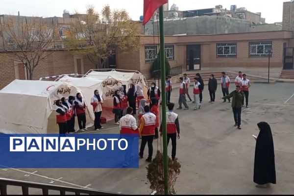 اجرای مانور زلزله با حضور مسئولان در مدرسه استاد مطهری رباط‌کریم