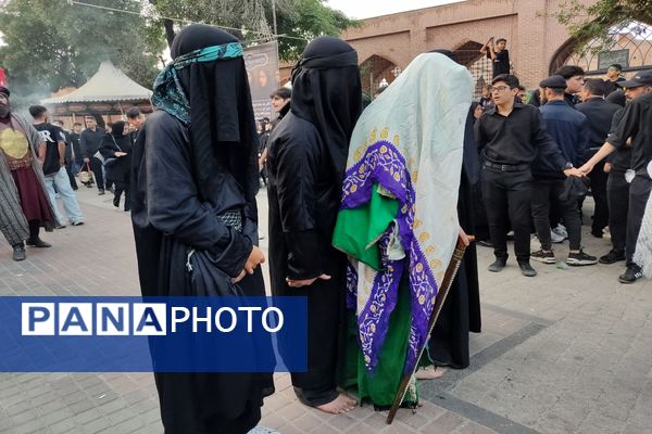 اقامه نماز ظهر عاشورا و آیین تعزیه‌خوانی در اردبیل 
