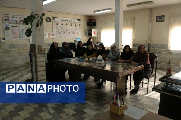 هم‌اندیشی مدیر و معلمان"دبستان گل‌های بهشت" فیروزکوه