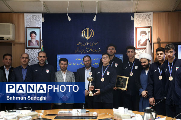  دیدار صمیمی وزیر آموزش و پرورش با قهرمانان رقابت‌های جهانی والیبال دانش‌‌آموزی صربستان ۲۰۲۴