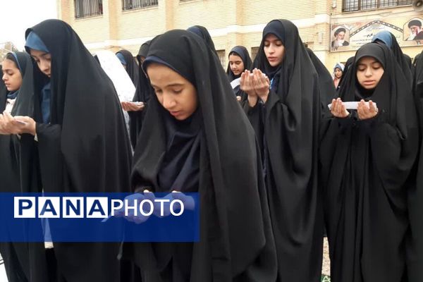  نماز باران در مدرسه جنت با حضور جمعی دانش‌آموزان