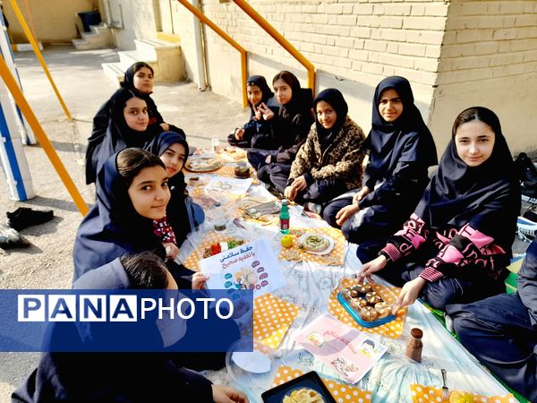 جشنواره صبحانه سالم در دبیرستان علی افشارنژاد ناحیه۶ مشهد