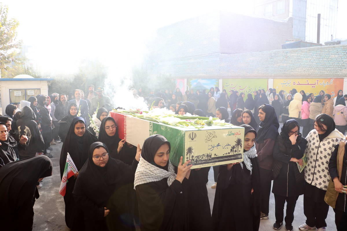 تشییع شهید گمنام در مدرسه، پیوند میان نسل امروز و ارزش‌های دفاع مقدس است