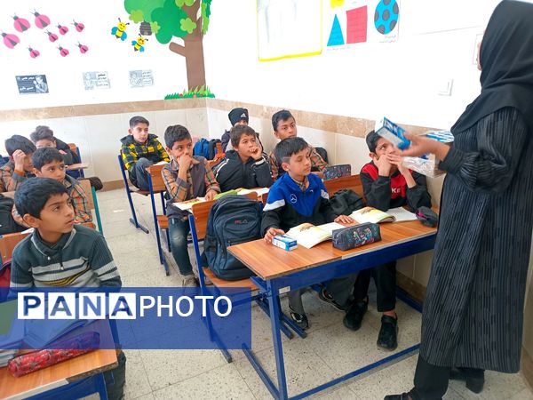 توزیع شیر گامی برای سلامت و نشاط دانش‌آموزان در دبستان شهید پسندیده فدافن 