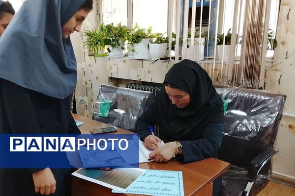 جوانه های دموکراسی در قدس؛شور وهیجان دانش آموزان قدس در انتخابات شورای دانش آموزی