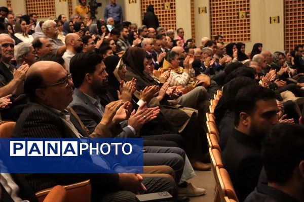 سند هویتی استاد ایرج افشار در یزد رونمایی شد
