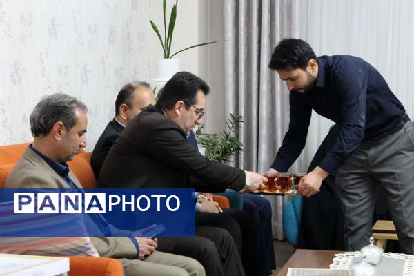 دیدار معاون پرورشی و فرهنگی وزیر آموزش و پرورش با خانواده معلم شهید «عبدالله برزگر»