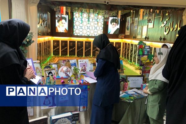 ایجاد غرفه‌های کتاب توسط دانش‌آموزان به مناسبت هفته کتاب و کتابخوانی در ناحیه دو شهرری 