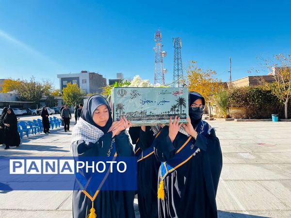 استقبال دانش‌آموزان‌ دبیرستان شاهد ریحانه‌النبی گناباد از پیکر مطهر شهید گمنام